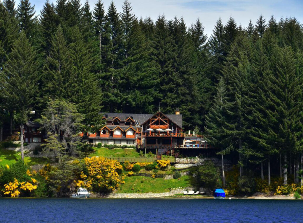 Thiết kế biệt thự hiện đại cao cấp được xây dựng bên bờ hồ và giữa rừng